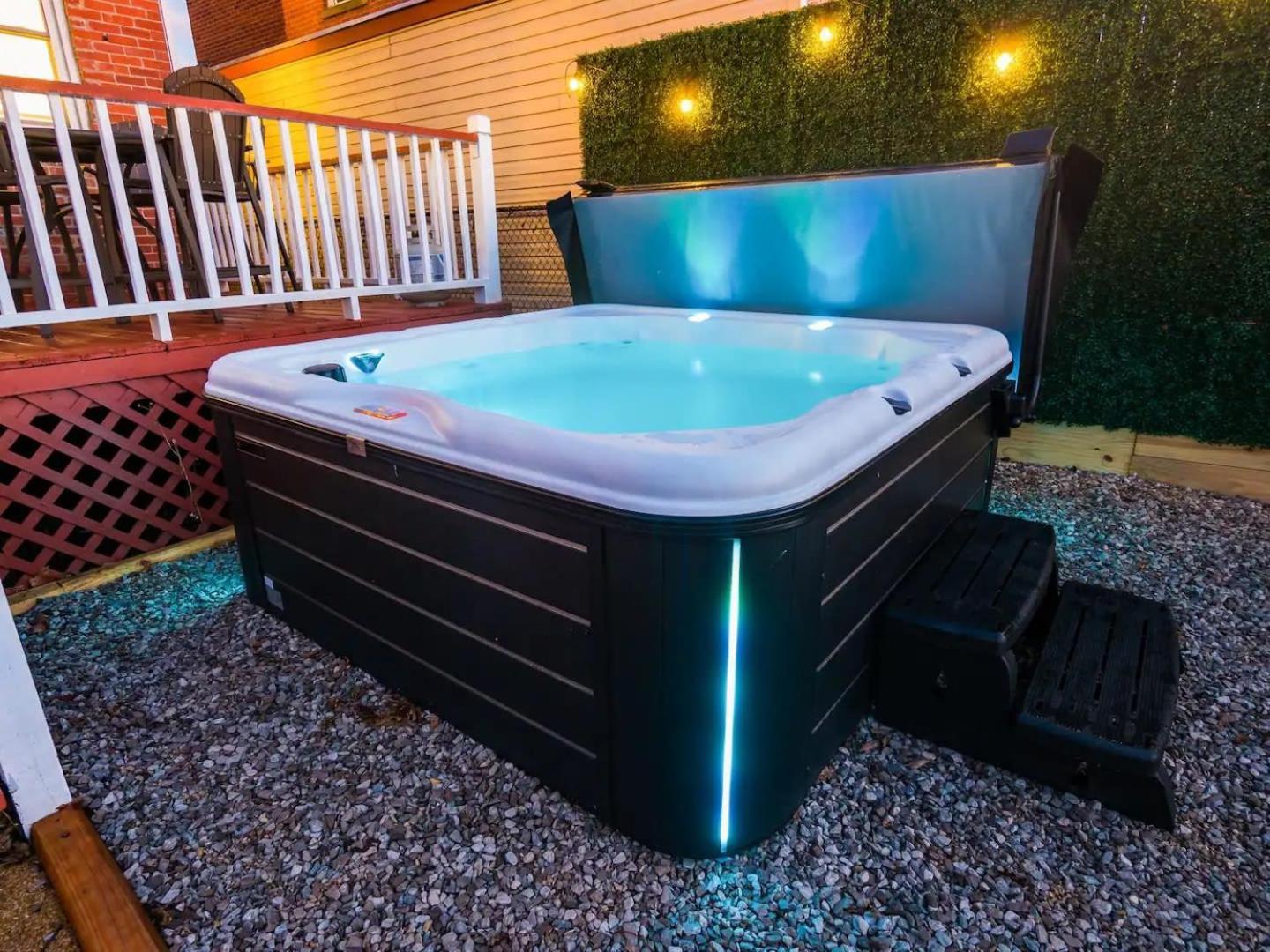 Fun Upscale Oasis W Hot Tub Near Osu & Short North